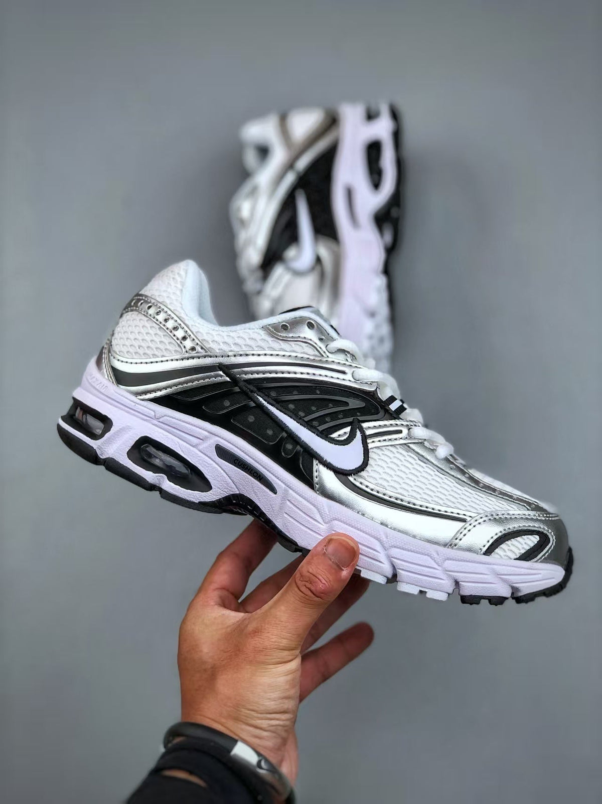 Nike Air Max Moto 2K Low-Top Running Shoes