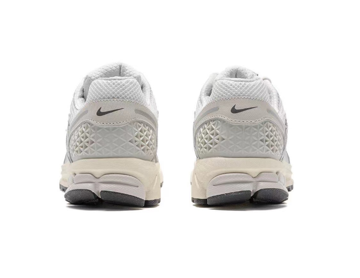 Nike Vomero 5 Sneakers in Light Silver Grey