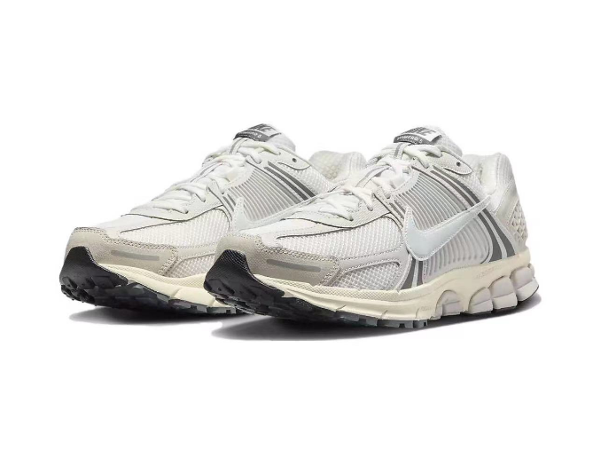 Nike Vomero 5 Sneakers in Light Silver Grey