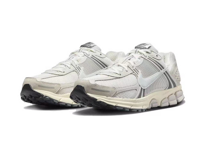 Nike Vomero 5 Sneakers in Light Silver Grey