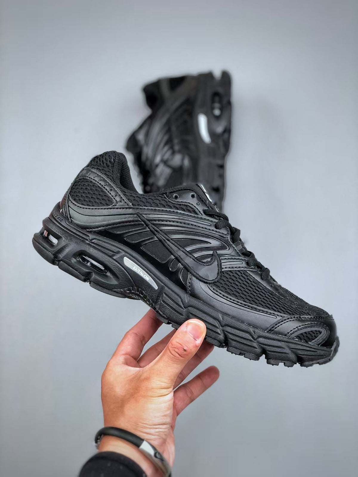 Nike Air Max Moto 2K Low-Top Running Shoes – Black