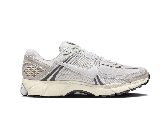 Nike Vomero 5 Sneakers in Light Silver Grey
