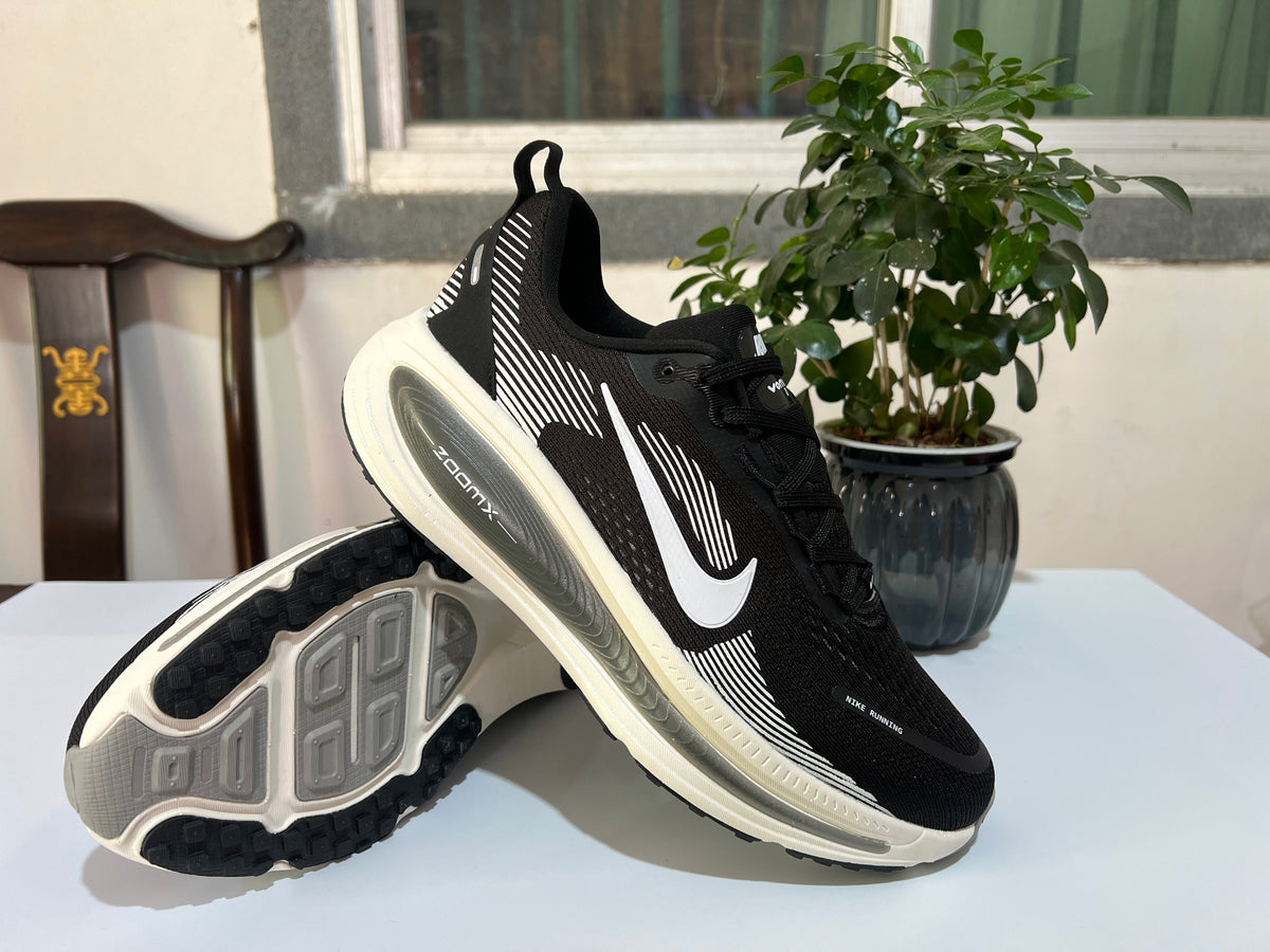 Nike Vomero 18 Running Shoes Black and White
