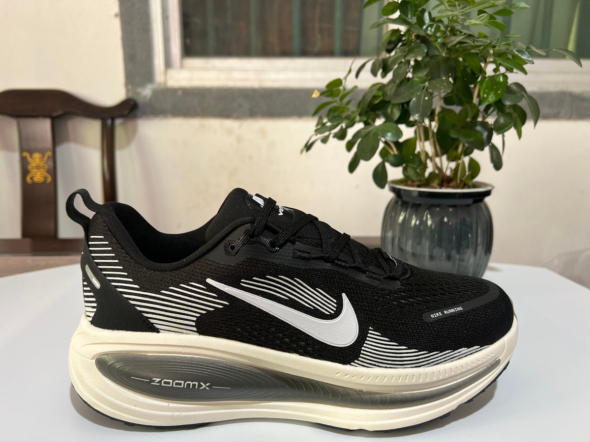 Nike Vomero 18 Running Shoes Black and White