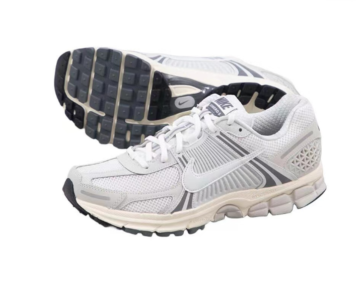 Nike Vomero 5 Sneakers in Light Silver Grey