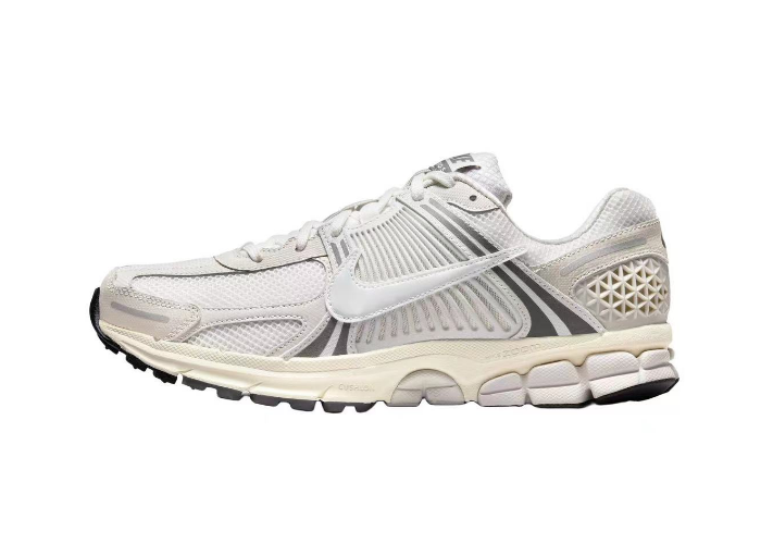 Nike Vomero 5 Sneakers in Light Silver Grey