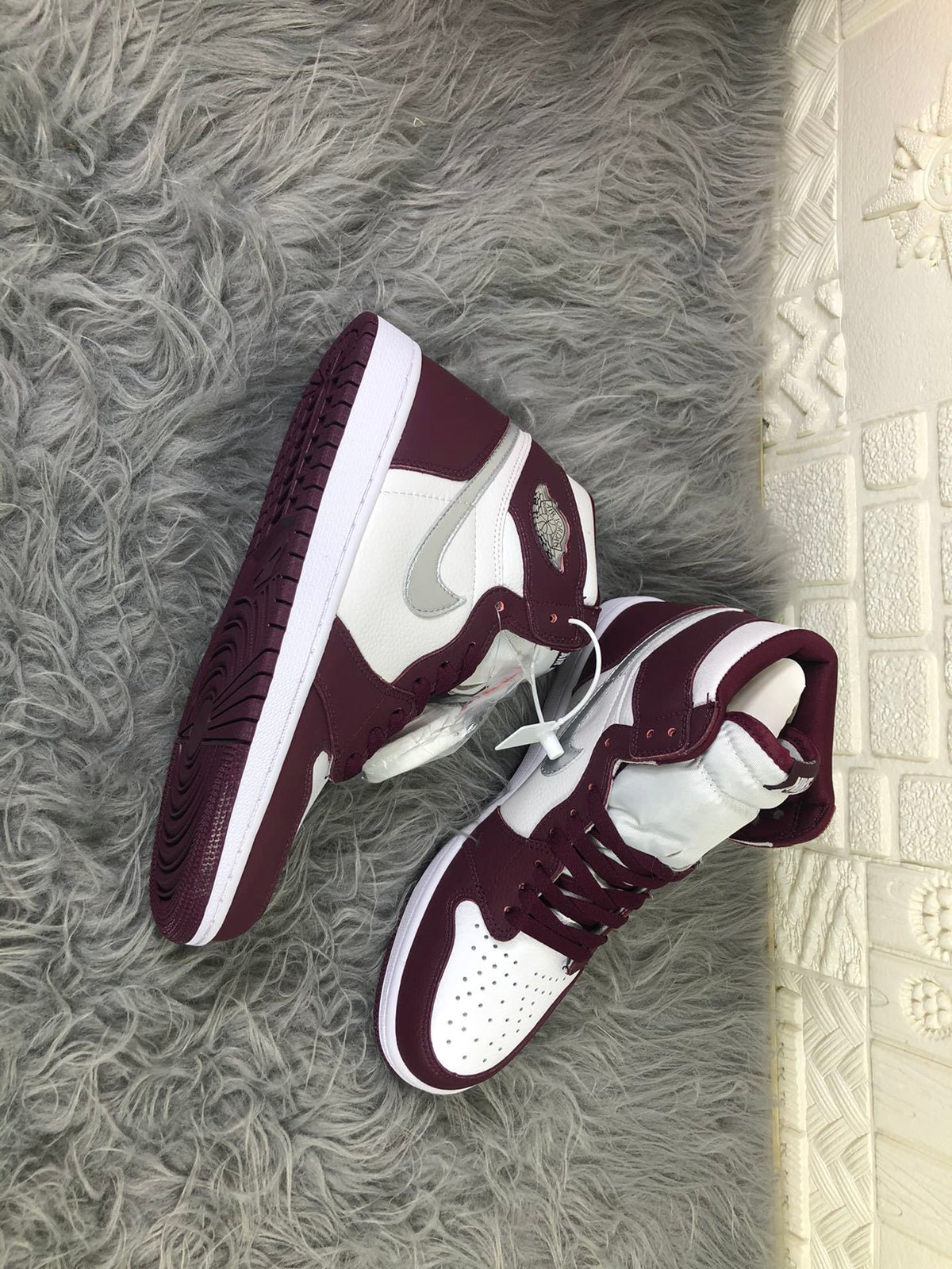 Nike Air Jordan 1 Retro High OG Bordeaux Sneakers 555088-611