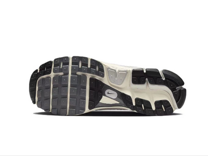 Nike Vomero 5 Sneakers in Light Silver Grey